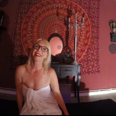 Nina Im Studio Atelier Jameen Bei Der Begruessung